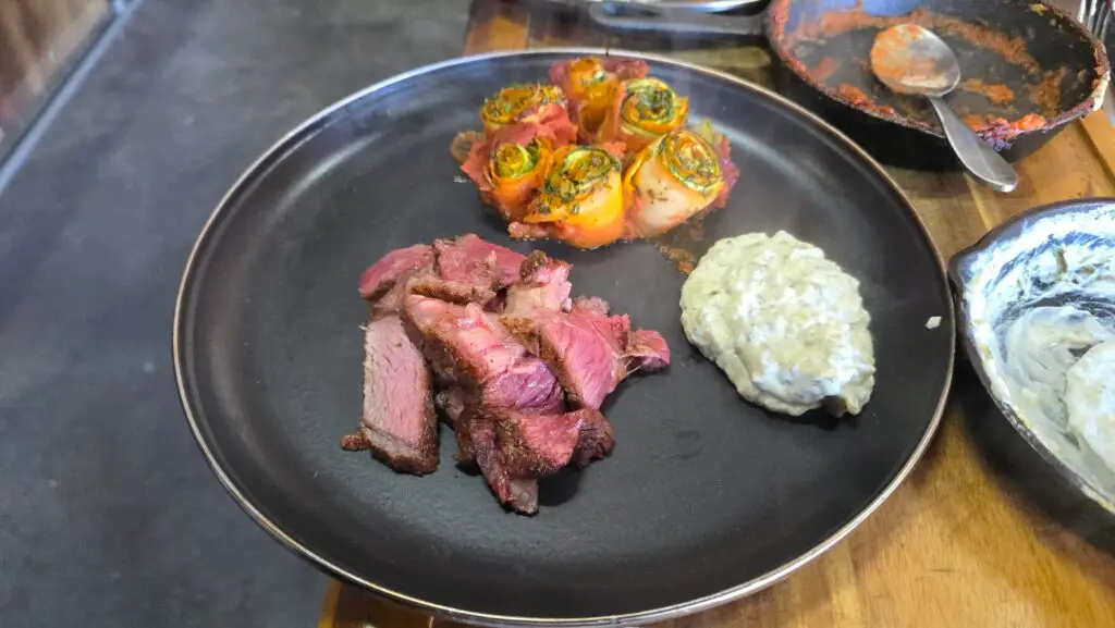 Ribeye met blauwe kaassaus en ratatouille