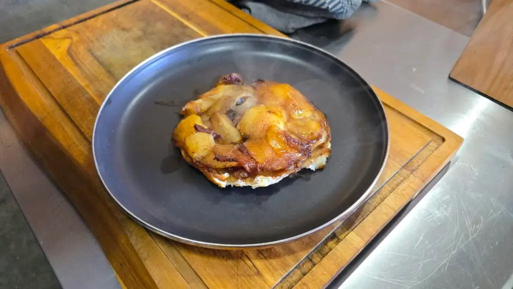 Tarte Tartin van appel, peer, gember en kardemom.