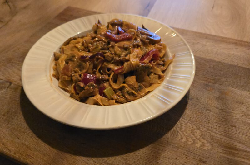 Shoarma–Tagliatelle SmulpanMet paprika, ui, champignons, prei & frisse komkommer–ijsbergsla salade